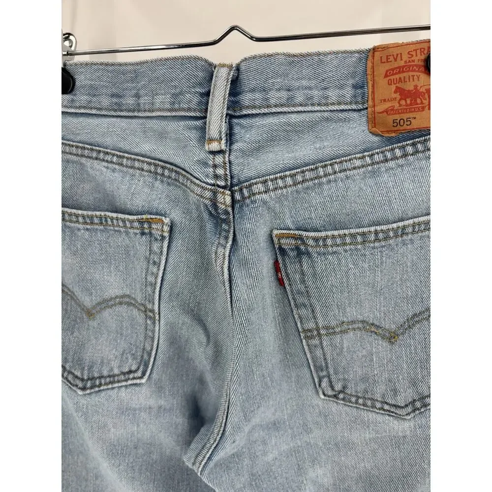 Levi’s Jeans 505 Mens 32x30 Blue Light Wash Denim Straight Leg Logo Patch